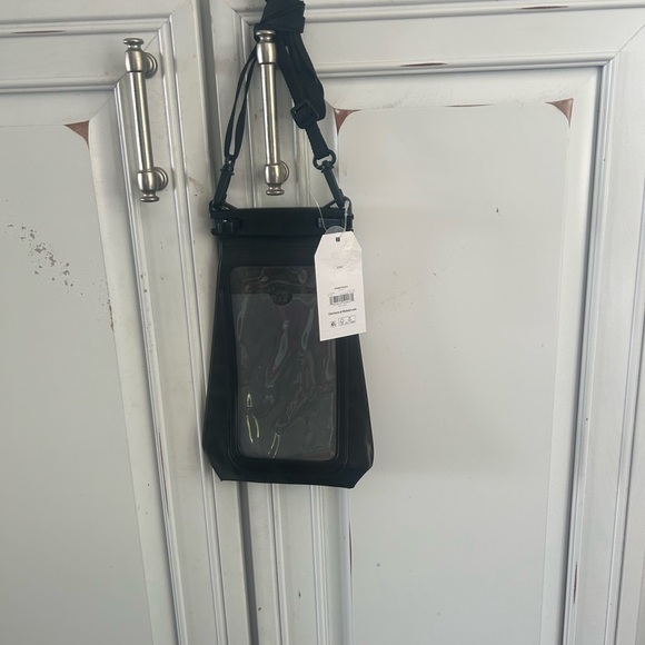 New With Tags Water Resistant Phone Pouch Great for the Beach - Picture 1 of 2